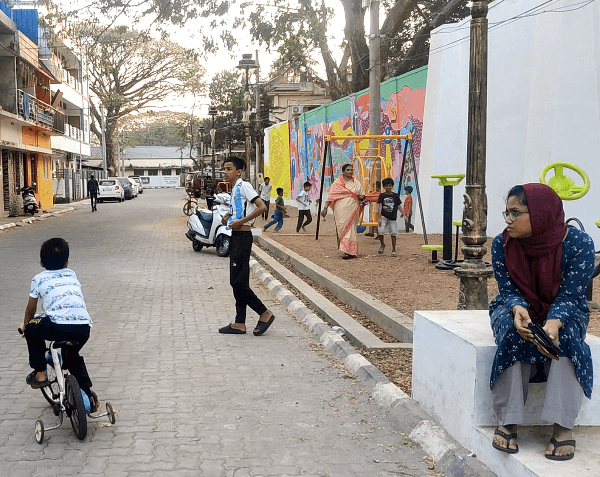 Streetside residual space at Poovath Street in Fort Kochi transformed into an active family-friendly public space under the Nurturing Neighbourhoods Challenge. Photo by Visakha KA/WRI India.