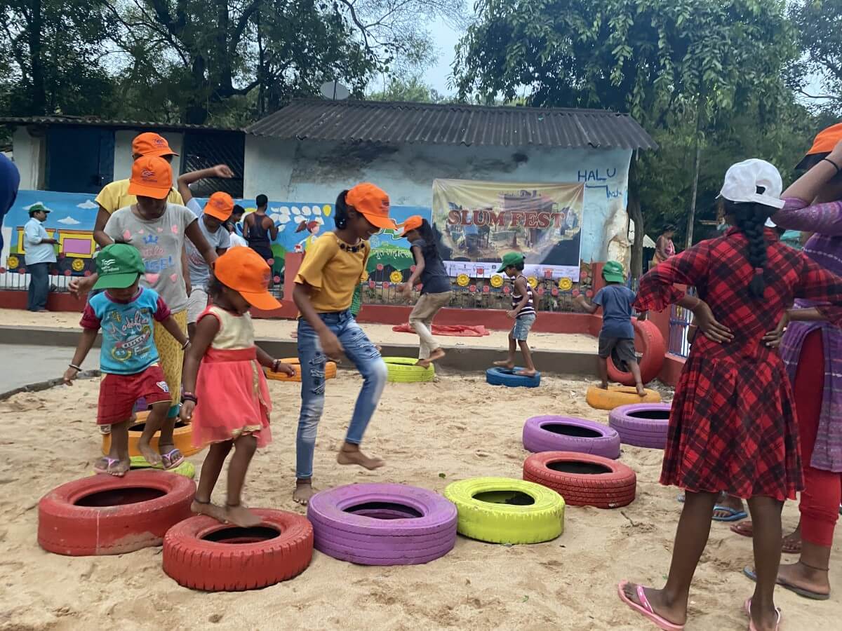 Creating a vibrant play space in the marginalized Leprosy Pada colony in Rourkela. This initiative is part of the Nurturing Neighbourhoods Challenge led by MoHUA with the support of the Bernard Van Leer Foundation and WRI India. Photo by WRI India.