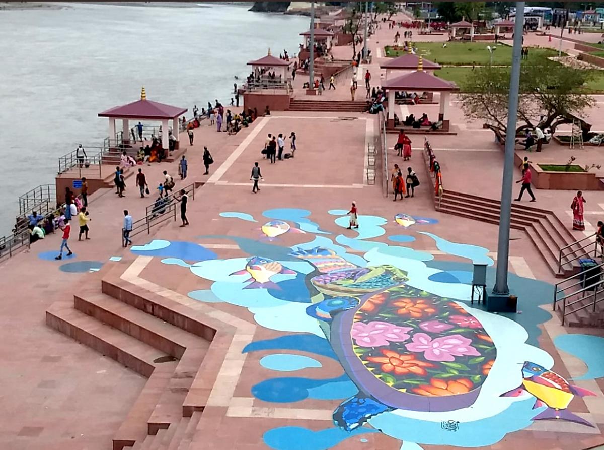 The continuum of pedestrian walkways along the Chandi Ghat of the Patna Riverfront Development, India.