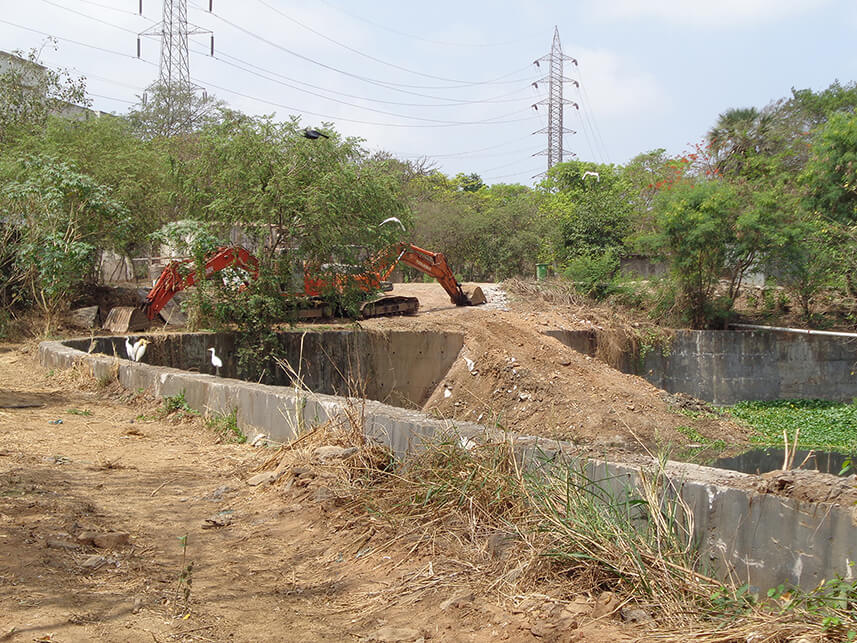 Excavator desilting the Mithi River at Filterpada.