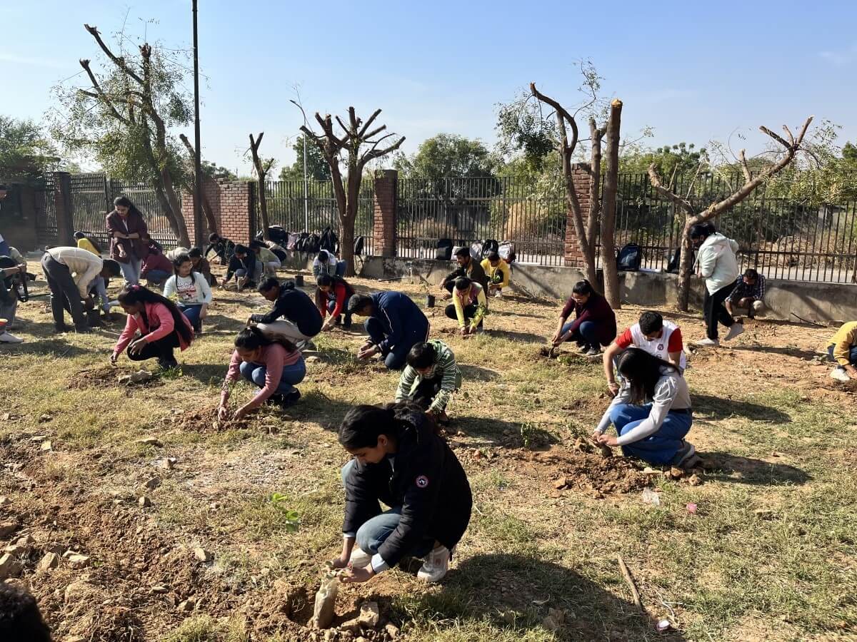 JECRC University students planting saplings for creating an urban forest within their college campus. Photo by Himanshi Kapoor/WRI India.