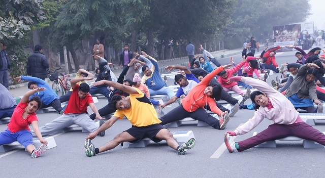 In addition to opening city streets to walking and cycling, Raahgiri Day hosts a variety of community exercise and dance classes, as well as different sporting activities. Photo by Raahgiri Team Gurugram