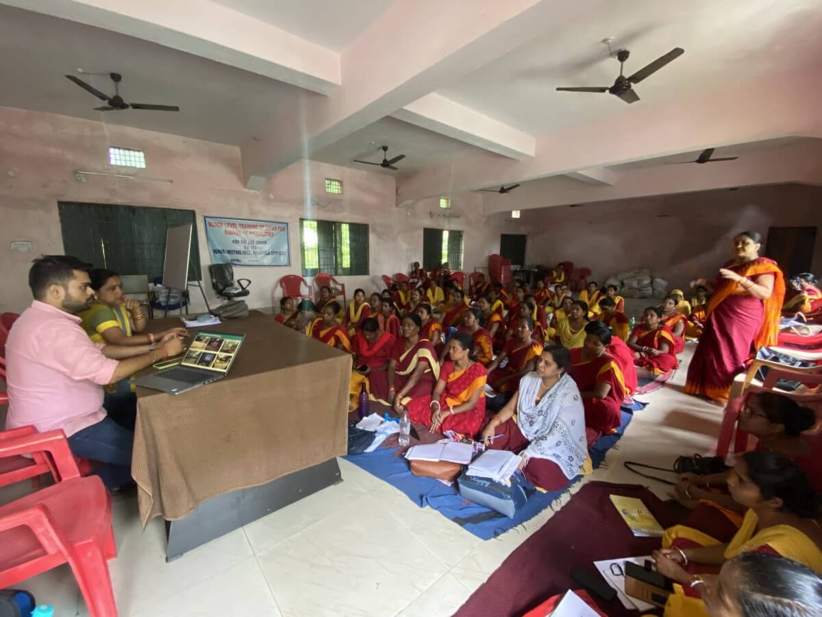 Building the capacity of teachers to help shape and maintain Anganwadis as young-children-and-caregiver-friendly public spaces. Photo by Arunima Saha/WRI India.