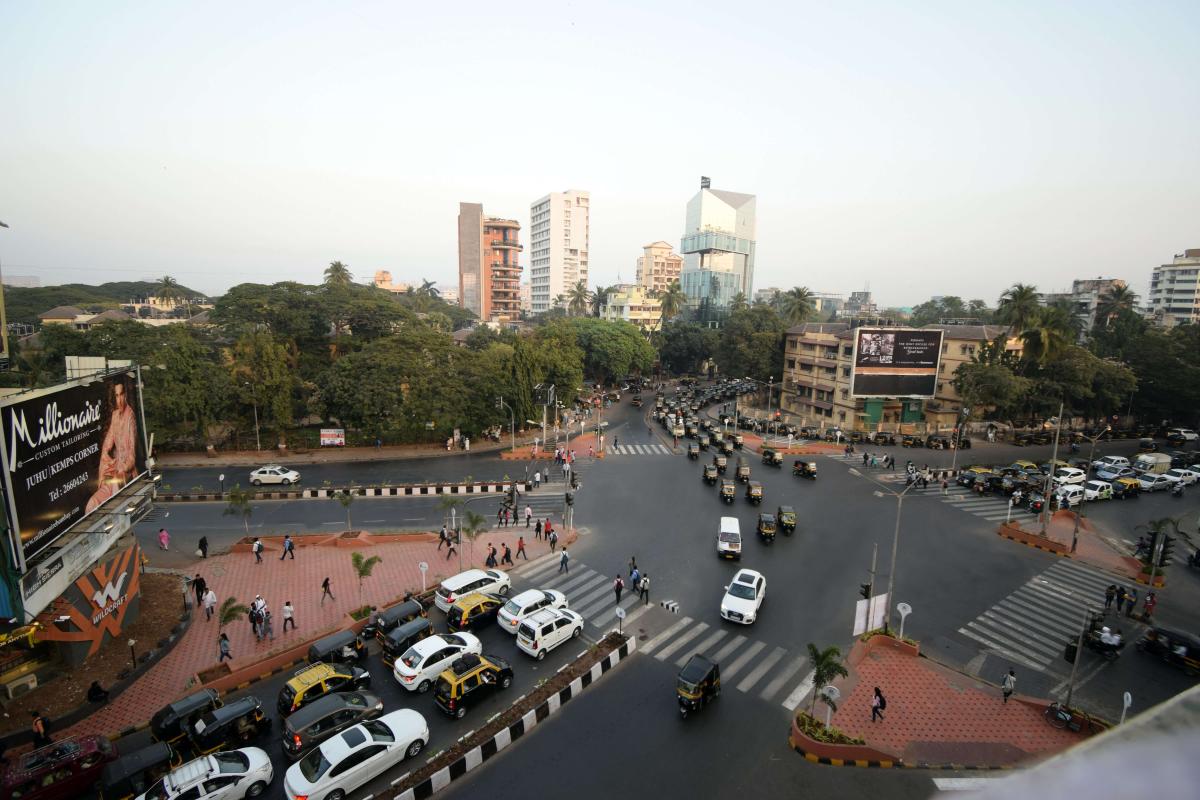 Reduction in conflicts by introducing safer pedestrian infrastructure and tightening curb radii. Saurabh Jain/ WRI India.