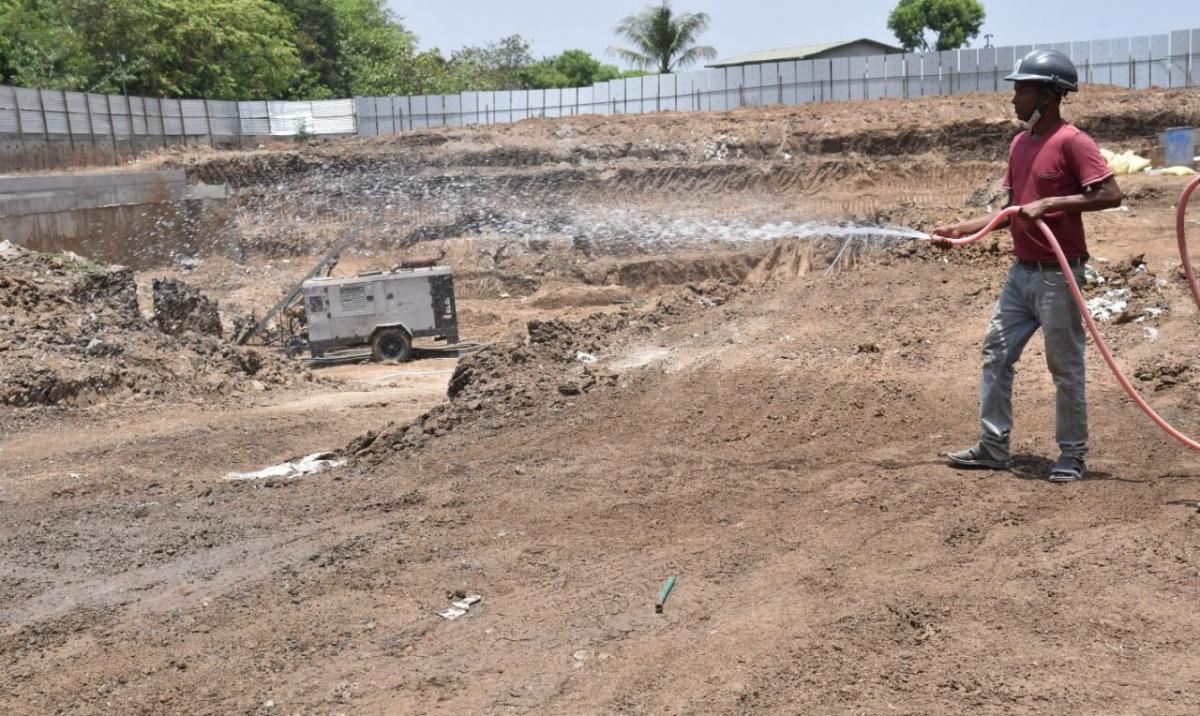 Water sprinkling at a construction site to control particulate matter pollution. Photo Credit: Gaurav Tomar/WRI India