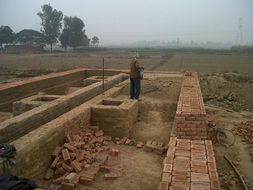 Stacking of bricks in a zigzag pattern. Photo by Greentech Knowledge Solutions Pvt. Ltd. (GKSPL)