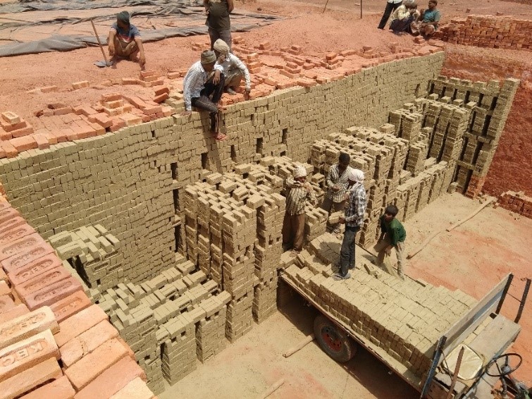 aders and stackers setting bricks in zigzag kilns. Photo by GKSPL.