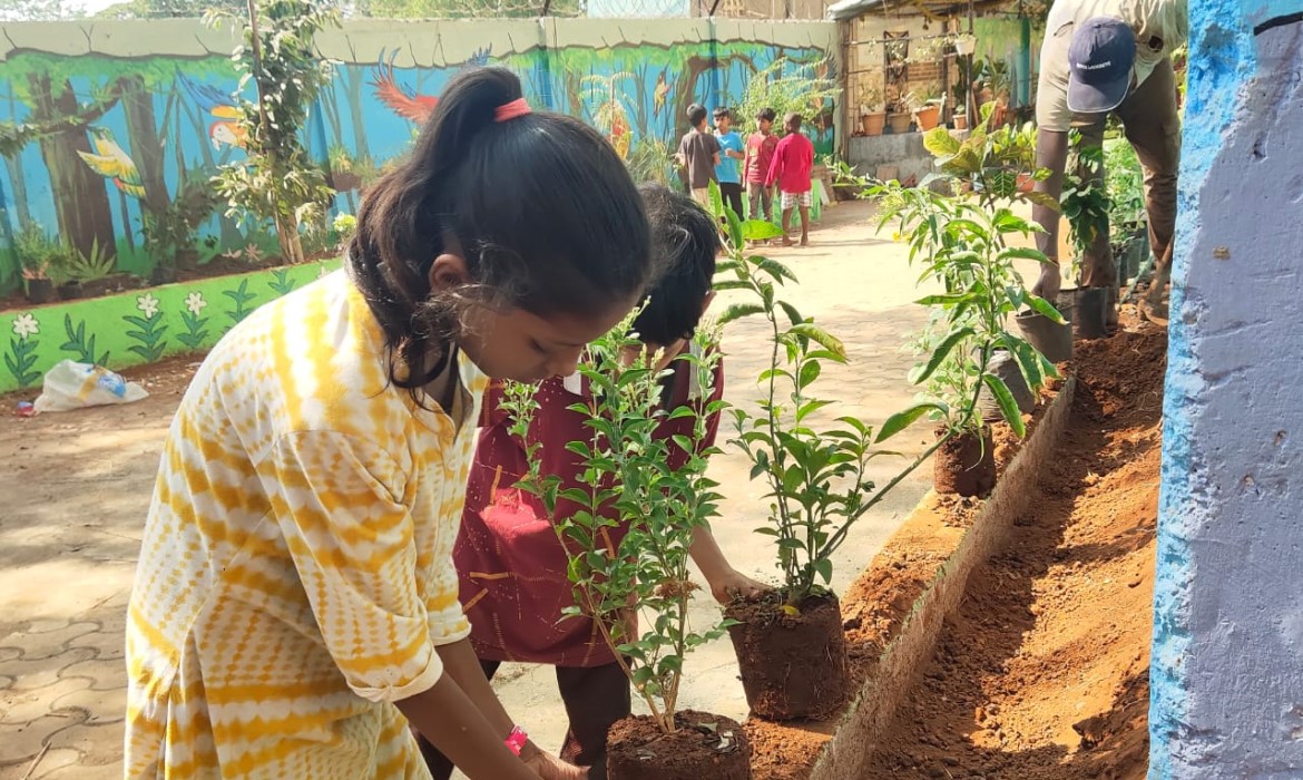 Children greening the periphery of the compound. Photo by Prakash Bhaware/YUVA.