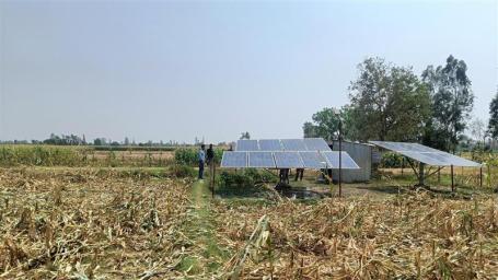 Solar powered irrigation in a maize farm in Bahraich, Uttar Pradesh. Credit: Arundhita Bhanjdeo/WRI India 