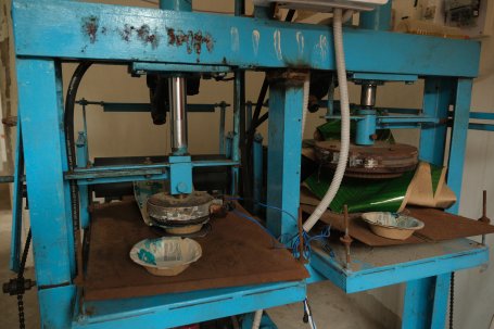 Renewable run aper plate and bowl machines.