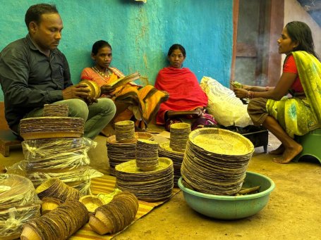 Members of the SHG sell plates to a local dealer