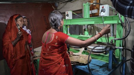 Operating the leaf pressing machine during a sudden power cut. 