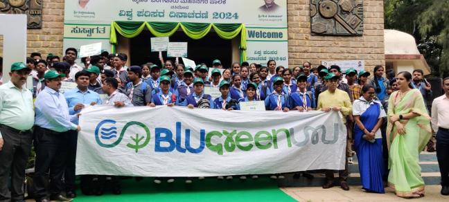 Students joining the call for a #BluGreenUru at BBMP's World Environment Day celebration at Bal Bhavan, Cubbon Park on 14 June 2024. Photo by Praseeda Mukundan/WRI India.