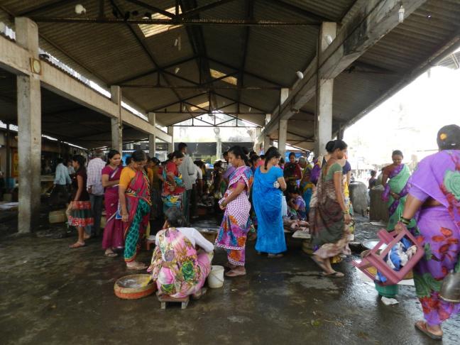 Fisherwomen crowd around the market place at the Arnala fish market on a cold Sunday morning; photo credit: Lubaina Rangwala/ WRI India