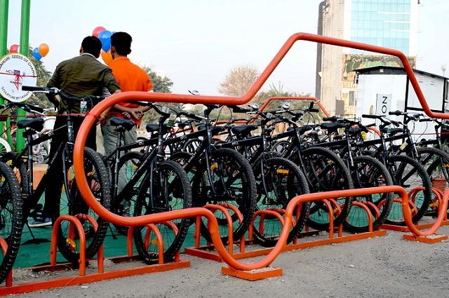The Seeds for Change project in Gurugram, India, reclaimed four car parking spots to make space for 40 bicycles. Photo by Amit Bhatt/WRI