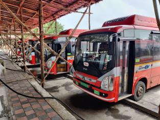 Electric buses charging at a depot in Mumbai. Photo by Yash Pratap Singh/WRI India.