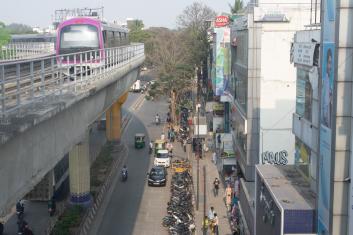 A road in Bengaluru with the metro running overhead. Photo by Pravar Chaudhary/Bengawalk.