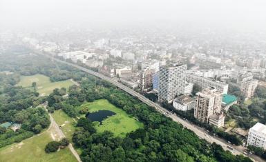 Green spaces beside a busy road in Kolkata. Photo by Rahul Chakraborty/Unsplash.