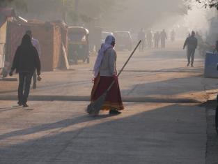 Road sweeping during a hazy winter morning. Photo by Sanjar Ali/WRI India